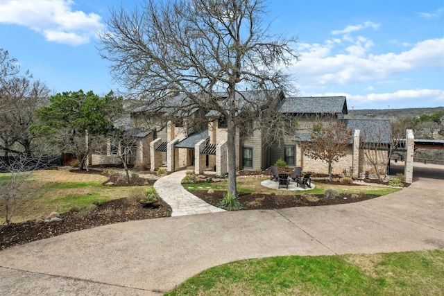 view of front of house featuring a patio and fence