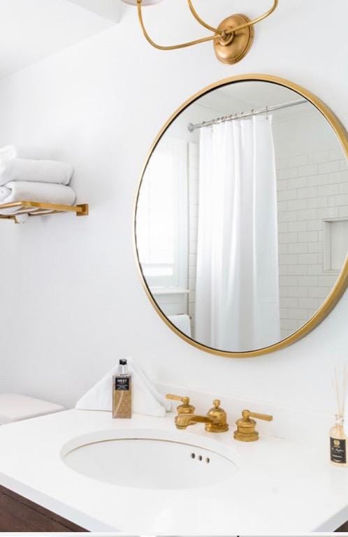 bathroom with a shower with shower curtain and vanity