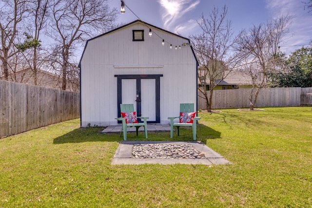 view of outdoor structure featuring an outdoor structure and a fenced backyard