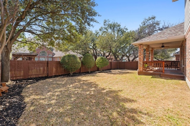 view of yard featuring a fenced backyard and ceiling fan