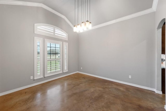 empty room with arched walkways, a notable chandelier, ornamental molding, and vaulted ceiling