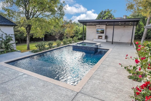 view of swimming pool featuring a pool with connected hot tub, a ceiling fan, and a patio area