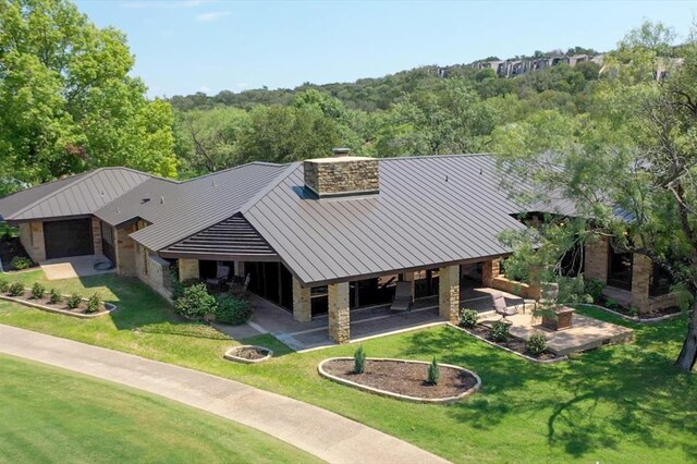 view of front of home featuring a forest view