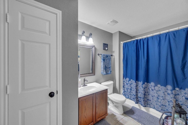 full bath featuring vanity, shower / bathtub combination with curtain, a textured ceiling, toilet, and a textured wall