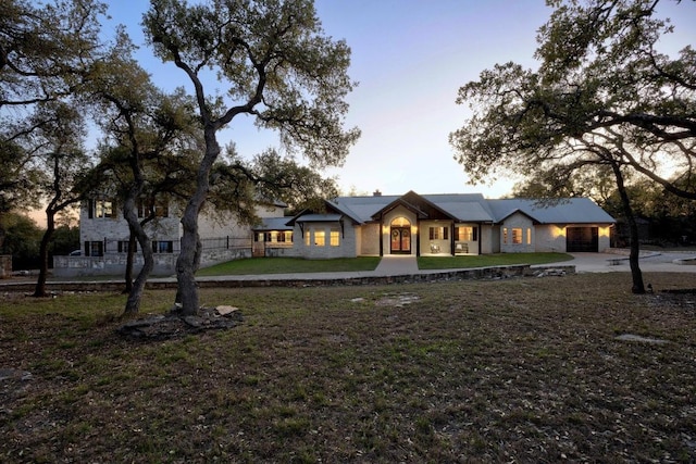 view of front of property featuring a front lawn