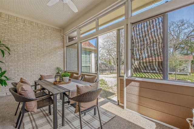 sunroom with ceiling fan