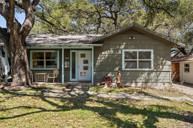 view of front of house featuring a porch and a front yard