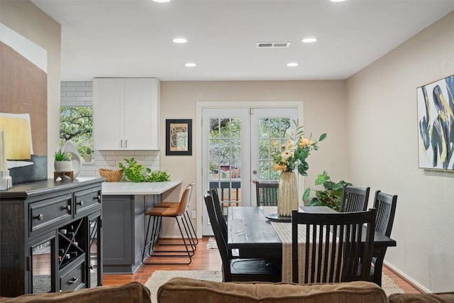 dining room with visible vents, recessed lighting, light wood-type flooring, and baseboards