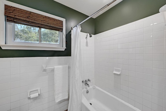 bathroom with shower / tub combo