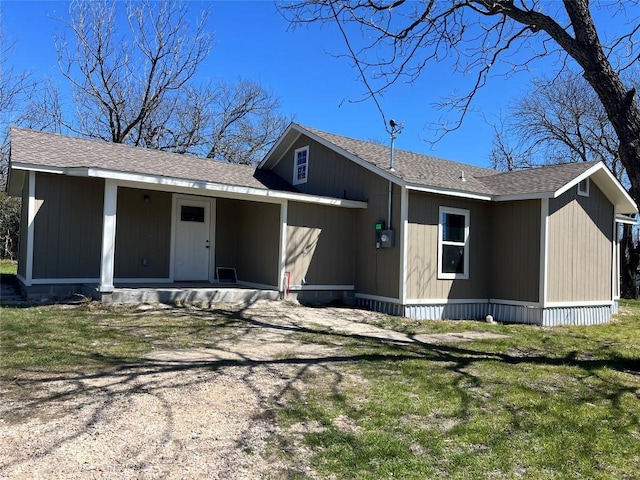 view of front of home featuring a front lawn