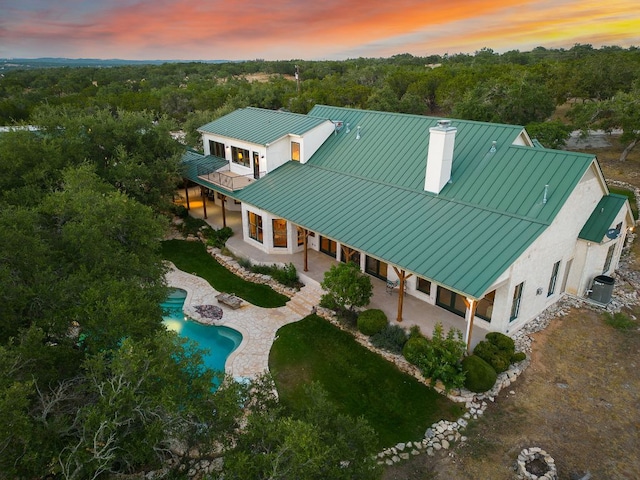 birds eye view of property featuring a view of trees