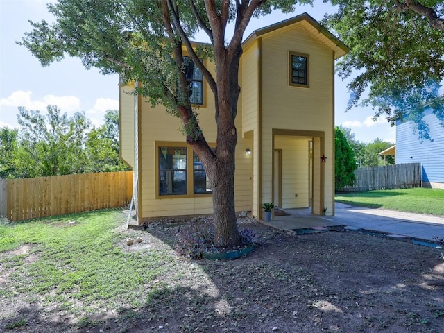 traditional-style house with a front lawn and fence