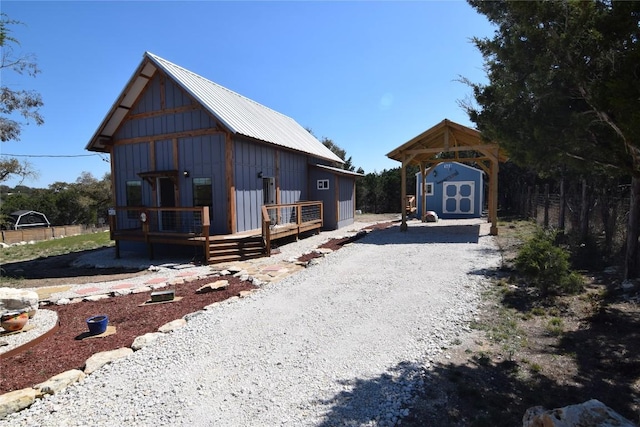 view of shed with gravel driveway