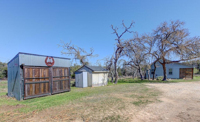 view of yard with an outbuilding and a shed