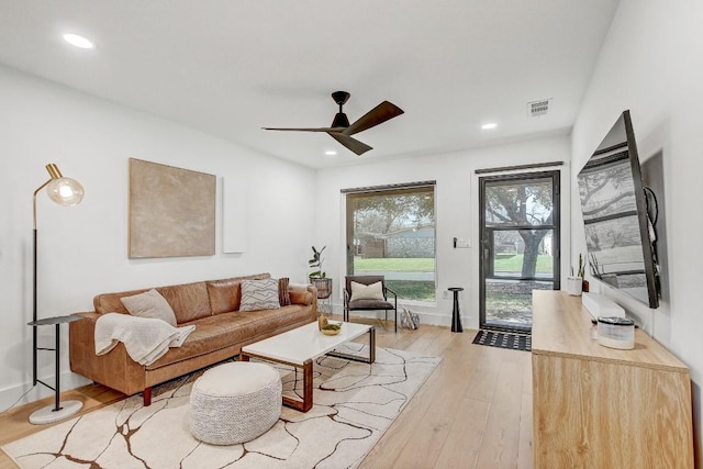 living area featuring baseboards, visible vents, light wood finished floors, recessed lighting, and ceiling fan