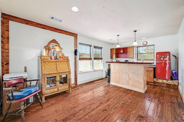 kitchen with dark wood-style floors, visible vents, baseboards, recessed lighting, and decorative light fixtures