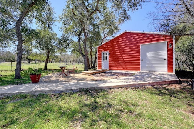 view of outdoor structure featuring an outbuilding