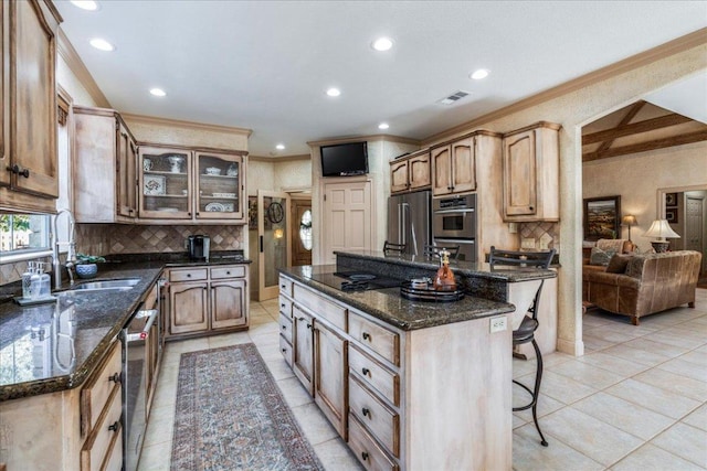 kitchen featuring a breakfast bar area, visible vents, a sink, appliances with stainless steel finishes, and tasteful backsplash