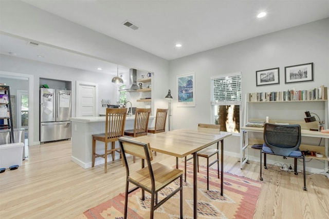 dining room with light wood finished floors, visible vents, recessed lighting, and baseboards