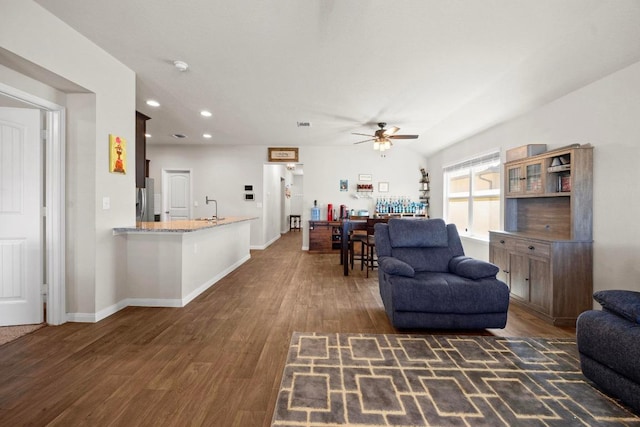 living room featuring a ceiling fan, recessed lighting, baseboards, and dark wood-style flooring