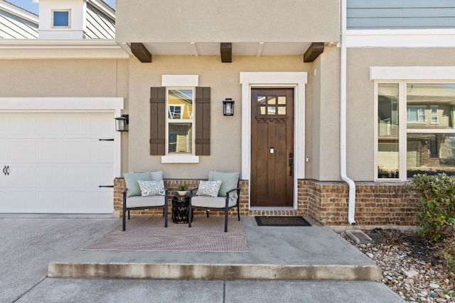 entrance to property featuring stucco siding and a porch