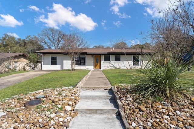 single story home featuring a front yard