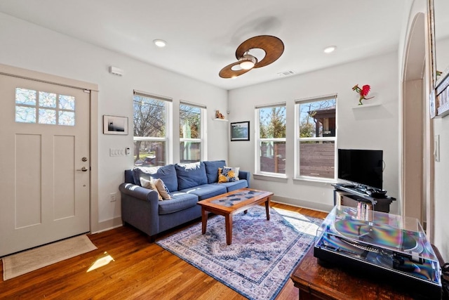 living room featuring visible vents, recessed lighting, light wood-type flooring, and baseboards