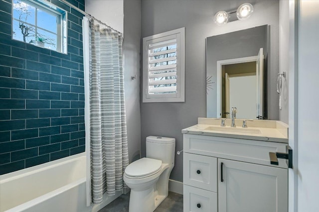 bathroom featuring shower / tub combo with curtain, toilet, vanity, and baseboards