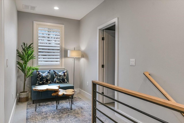 living area with visible vents, recessed lighting, carpet flooring, and baseboards