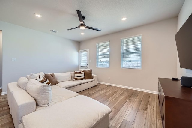 living area with baseboards, visible vents, light wood-style flooring, recessed lighting, and ceiling fan