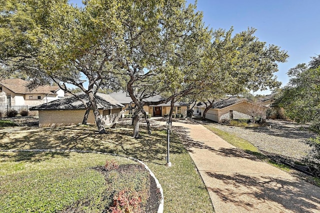 view of front facade featuring a front yard