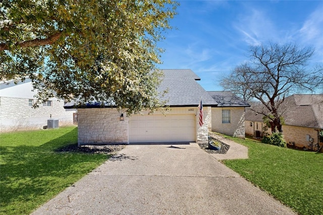 view of front of house featuring an attached garage, central air condition unit, a front yard, roof with shingles, and driveway