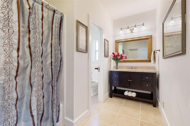 full bathroom featuring tile patterned floors, toilet, a shower with shower curtain, baseboards, and vanity