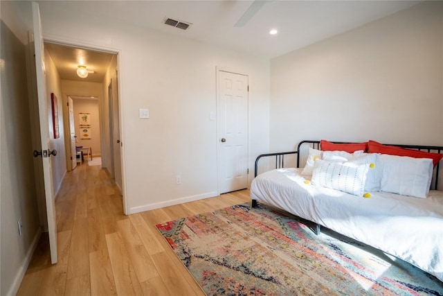 bedroom featuring visible vents, light wood-style flooring, a ceiling fan, recessed lighting, and baseboards