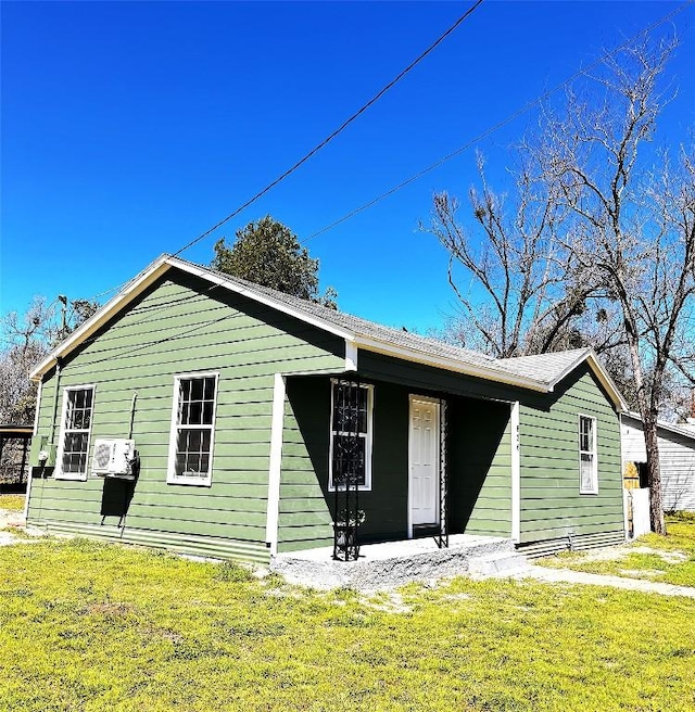 view of front facade featuring a front yard