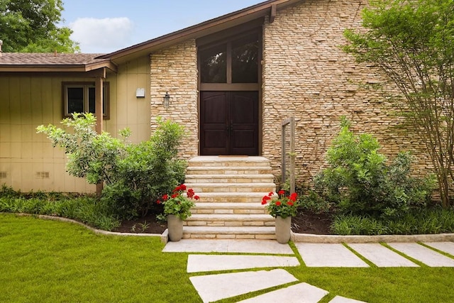 property entrance with crawl space and a yard