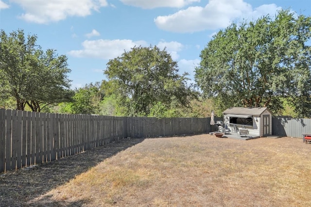 view of yard featuring an outdoor structure and a fenced backyard