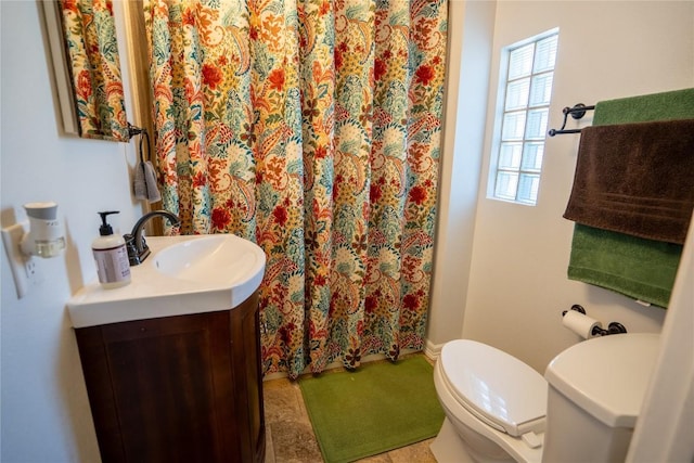 bathroom with a shower with curtain, toilet, and vanity