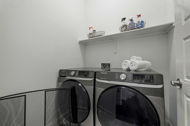 washroom with laundry area and independent washer and dryer