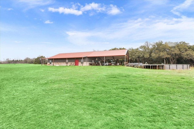 view of yard with an outdoor structure