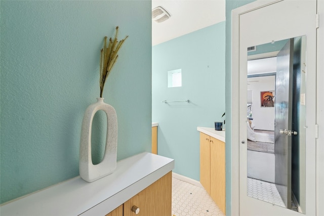 300 Crockett St Unit 118, Austin, TX 78704 - bathroom with vanity