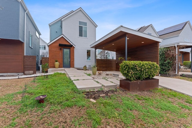 view of front of house featuring a front lawn and fence