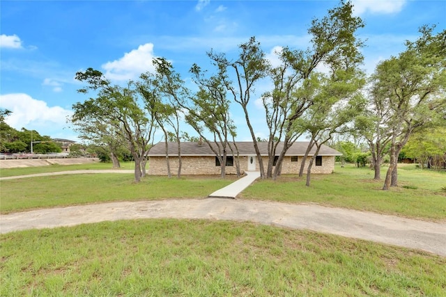 ranch-style house featuring a front yard