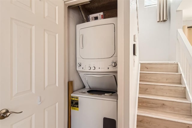 laundry room with laundry area and stacked washer and clothes dryer