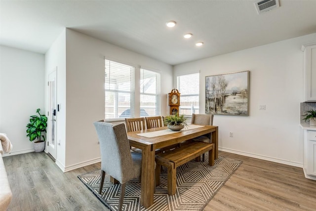 dining space featuring recessed lighting, visible vents, light wood-style flooring, and baseboards