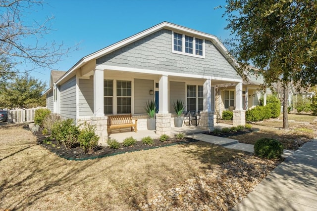 view of front facade with covered porch and fence