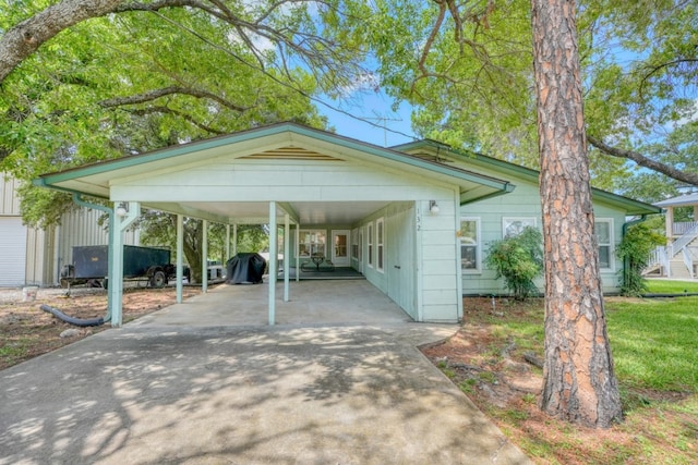 view of front of property with concrete driveway