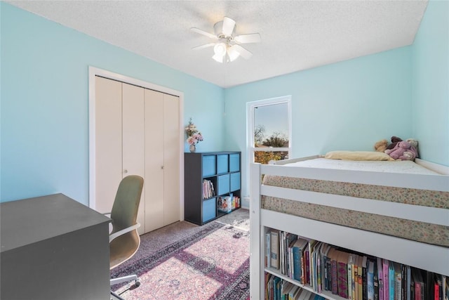 bedroom with a closet, carpet flooring, a textured ceiling, and ceiling fan