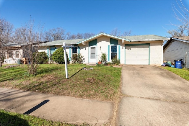 view of front of property featuring a front lawn, an attached garage, and driveway