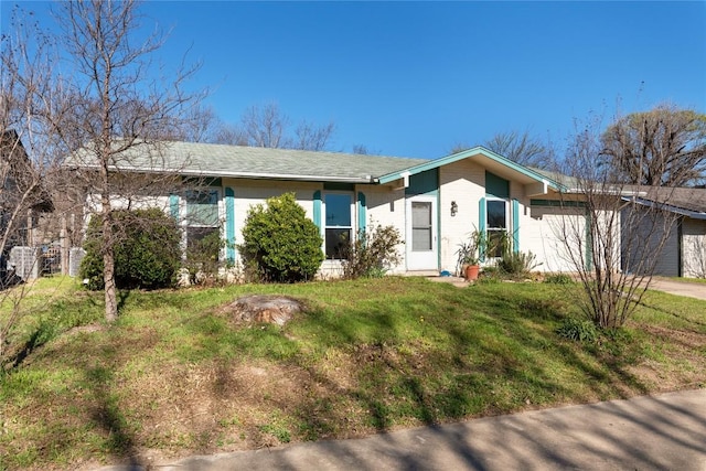 view of front of home featuring a front lawn and a garage